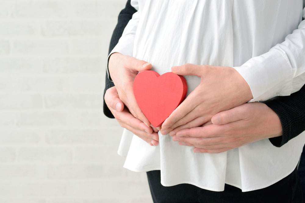 mujer embarazada con corazón que simboliza el RCP en embarazadas