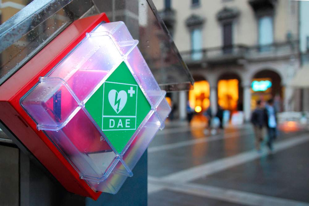 Precio de desfibrilador ubicado en una vía pública