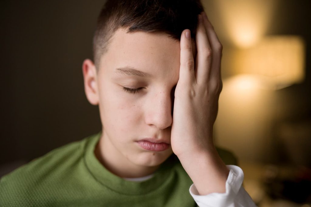 Niño/a padece dolor de cabeza